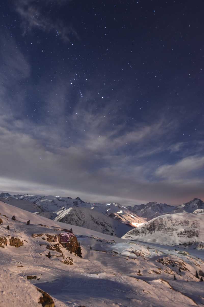 Pistes station L'alpe d'Huez vue nuit