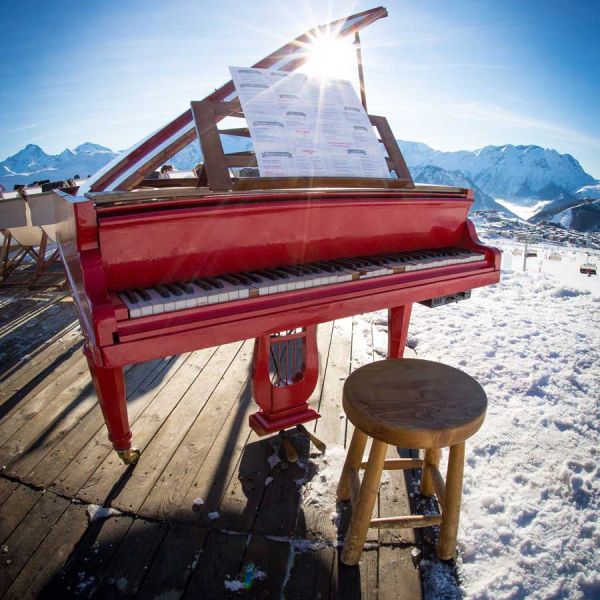 Un piano sur la terrasse | La Cabane Alpe d'Huez
